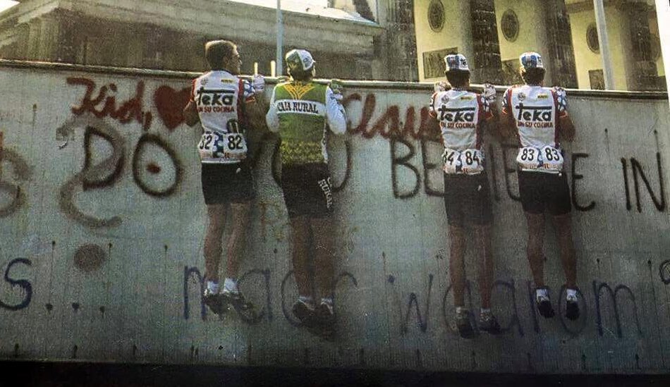 davidguenel's tweet image. Les coureurs espagnols Enrique Aja, José Salvador Sanchís, Eduardo Chozas et Jesús Blanco devant le Mur de Berlin au Grand Départ du Tour 1987.