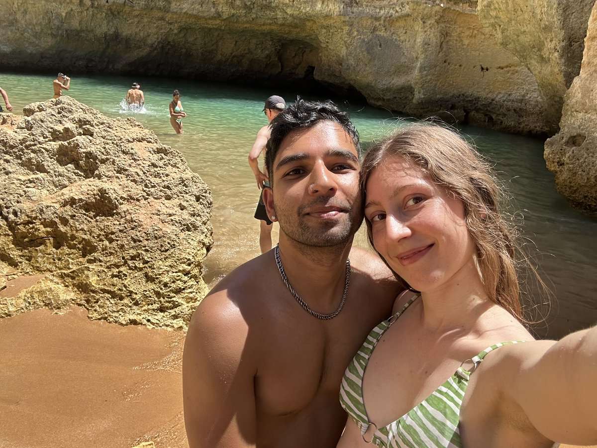 Enjoying the beautiful Algarve! 🇵🇹❤️ The places here are stunning, like this little beach we found which was a dream. Had no idea Portugal could be this beautiful! 🏖️🤍