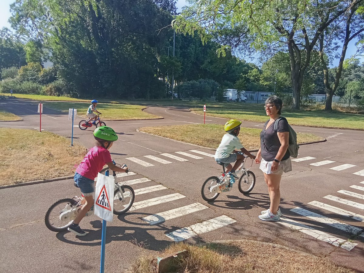 Angers's tweet image. // #GrandiràAngers // Angers accueille le lundi 28 juillet 2025 l’arrivée de la troisième étape du Tour de France Femmes 🚴♀️
Les enfants scolarisés sur Angers préparent l’événement depuis plusieurs semaines lors des TAP☀️
Pour plus d'informations 👇
angers.fr/vivre-a-angers…