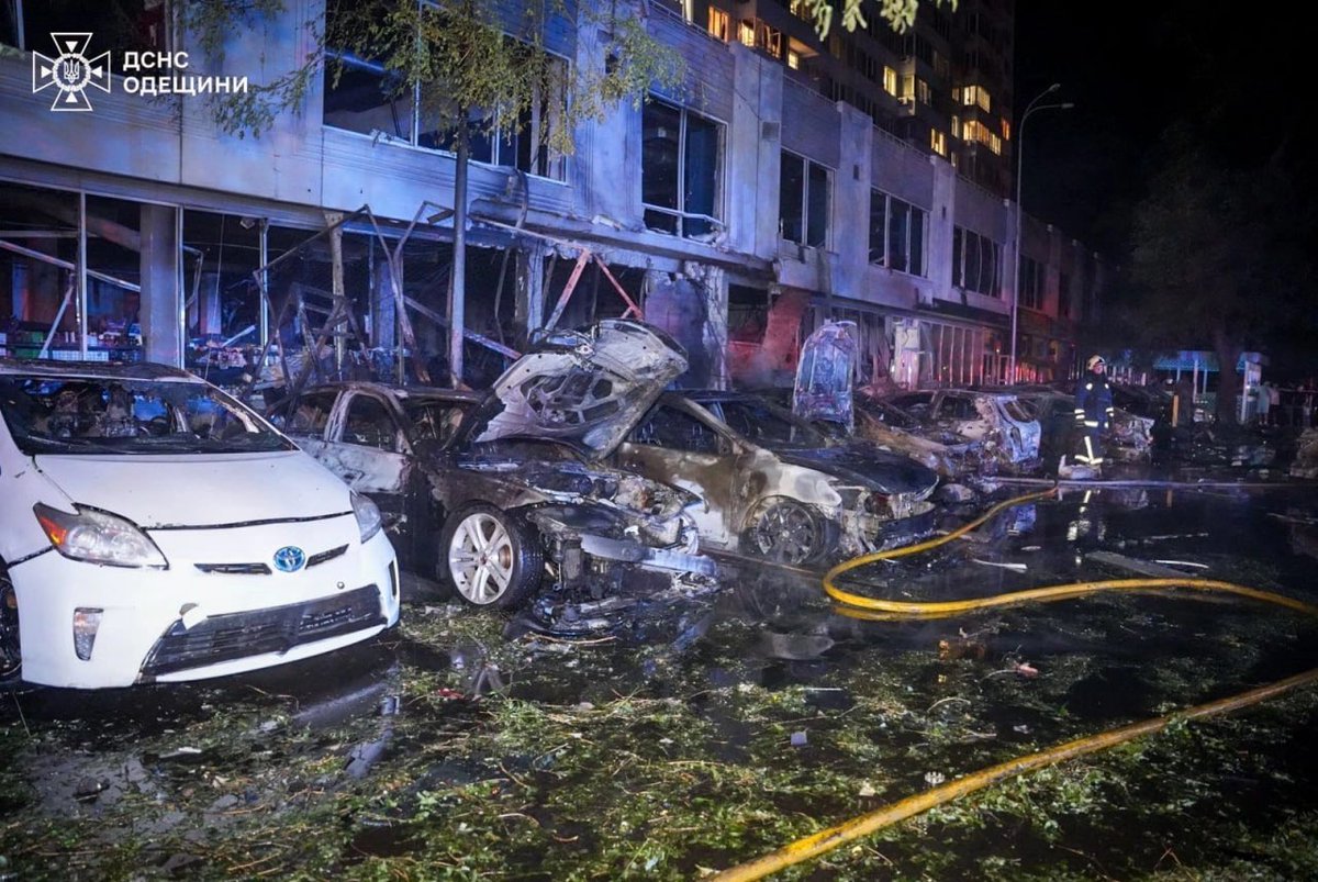 KyivPost's tweet image. Russia attacked Odesa with drones overnight, causing fires but no casualties. In Sumy, a guided bomb dropped by a Russian warplane left three wounded, including one child.
kyivpost.com/post/56723