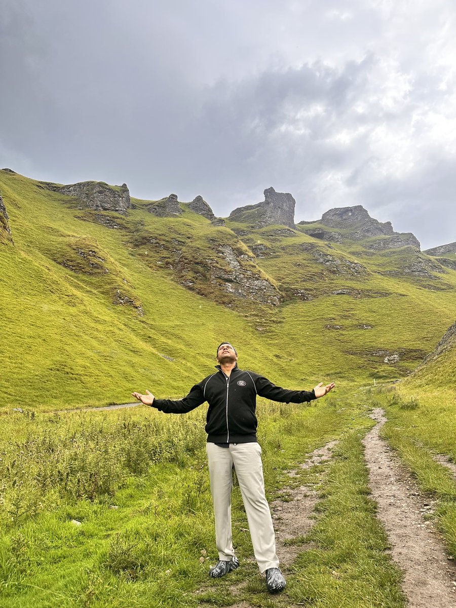cricketaakash's tweet image. At the Winnats Pass in Peak District. Bahut sundar 😍 #AakashYatra