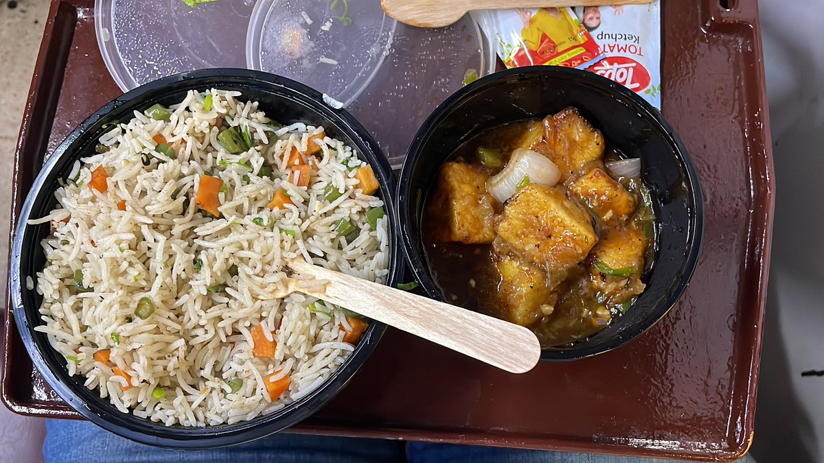 adarshchuroria's tweet photo. @IRCTCofficial  @fssaiindia @RailMinIndia @RailwaySeva @WesternRly 

Bought this from Food Plaza at Howrah Station, Kolkata
 The rice was prepared previously and was reheated infront of me. Found a dead cockroach in the rice. 

Really Disappointed at the food quality. https://t.co/5SLZV8eg06