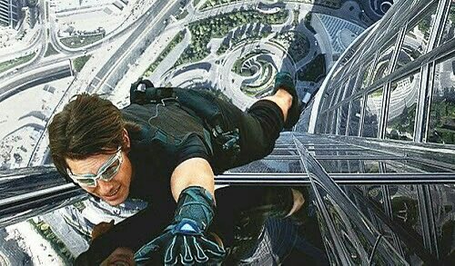 philippe_rouyer's tweet image. Droits d’hauteur… Dans «Mission : Impossible - Protocole fantôme» (Brad Bird, 2011), Tom Cruise affirme son goût des cascades impossibles avec son escalade sans trucage ni doublure de la tour Burke Khalifa de Dubaï, alors la plus haute du monde (828 mètres) @GarconsOfficiel