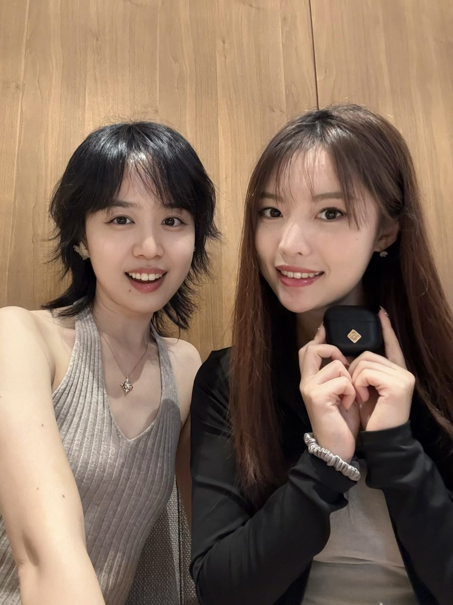 xiaheth's tweet image. 和梨子@pearbinance 聊了一下做个人IP的话题
很多人为了变现,为了被大数据打上标签,推送给精准消费受众,把内容框在一个很有限的牢笼之中
但我觉得围绕“人”的消费力比围绕“内容”的消费力更有粘性,更不可替代,可持续性更强
做垂类内容不如为定制人群做内容🧐