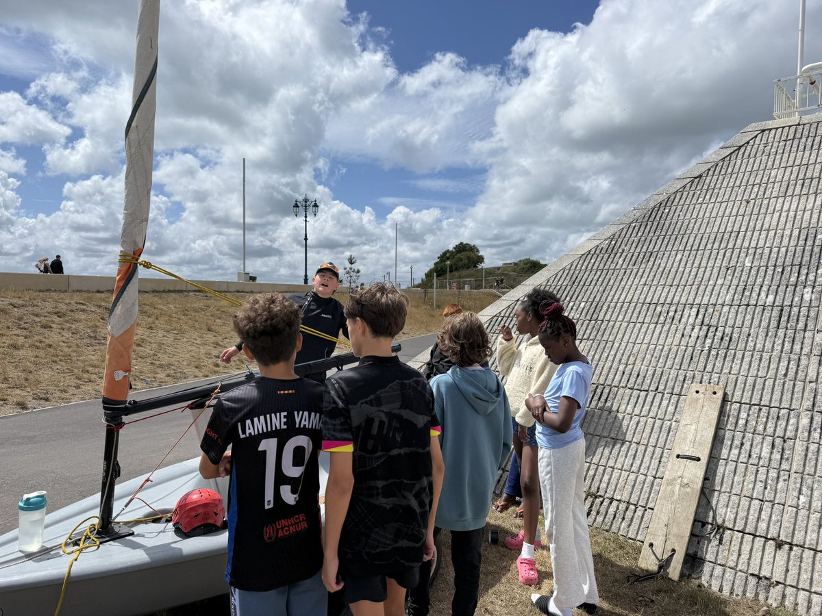 UrbondYDP's tweet photo. What a fun weekend we had on the seafront! ⛵️

A big thank you to @AndrewSimpsonFo for inviting to come along to the amazing sailing activities you hosted for young people. 

We then headed over to @sailgp to watch the race and enjoy music from the great @petetong https://t.co/jn50EipDgR