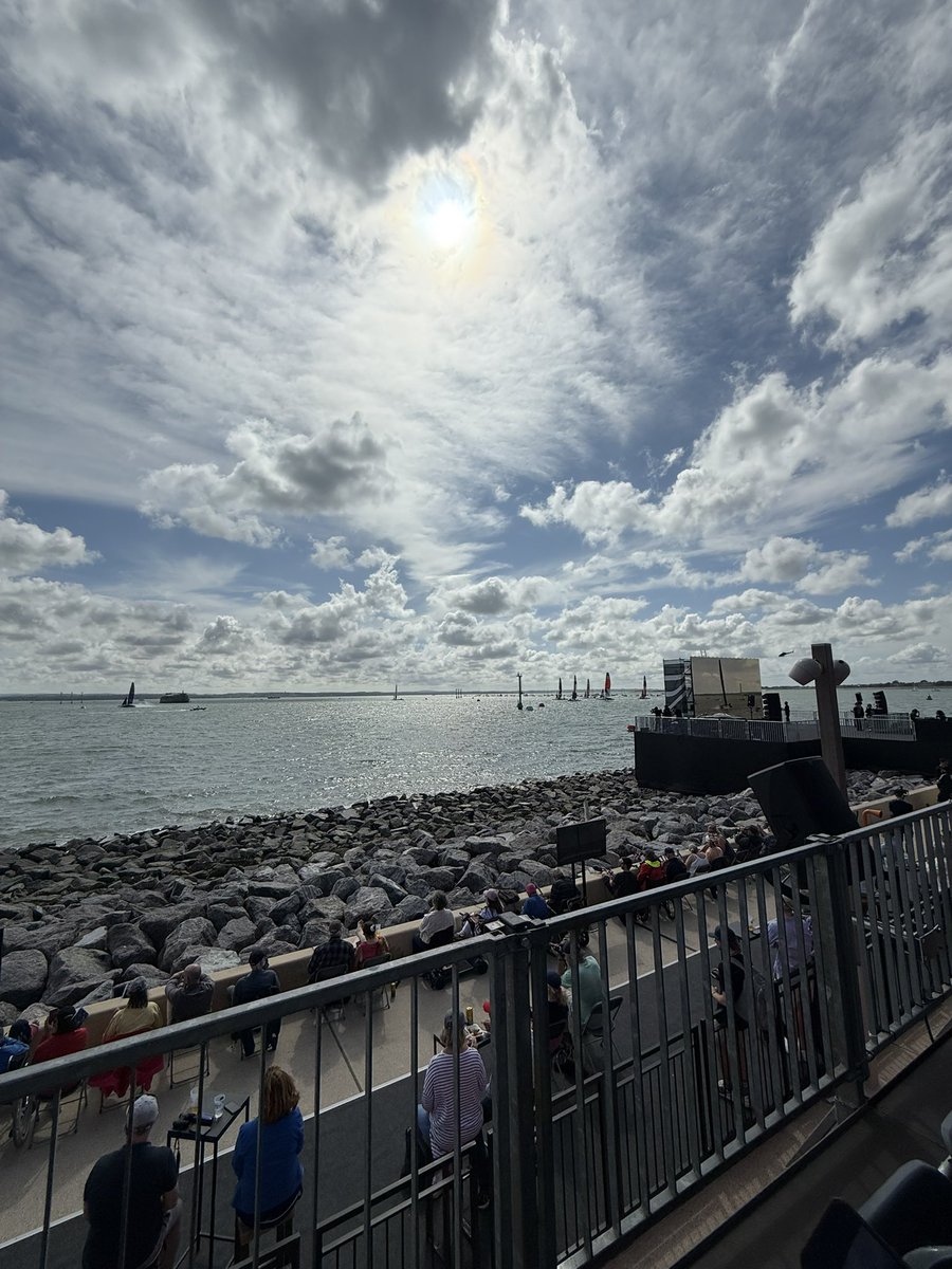 UrbondYDP's tweet photo. What a fun weekend we had on the seafront! ⛵️

A big thank you to @AndrewSimpsonFo for inviting to come along to the amazing sailing activities you hosted for young people. 

We then headed over to @sailgp to watch the race and enjoy music from the great @petetong https://t.co/jn50EipDgR