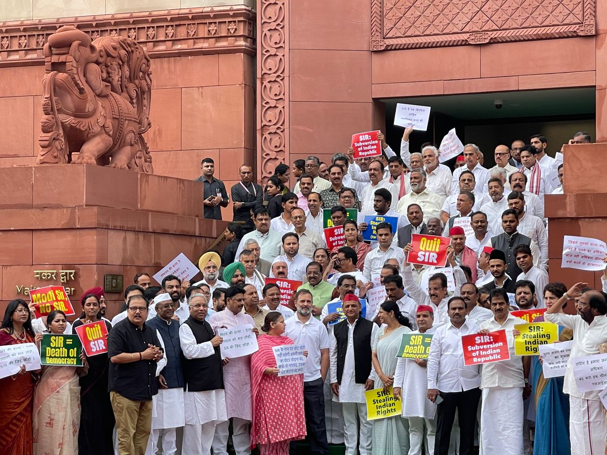 KanimozhiDMK's tweet image. Joined fellow MPs of the INDIA alliance today at Makar Dwar, Parliament, to protest against the outrageous misuse of SIR by the Election Commission of India in Bihar and West Bengal. We urge the Union Government to stop using institutions as tools of political vendetta.…
