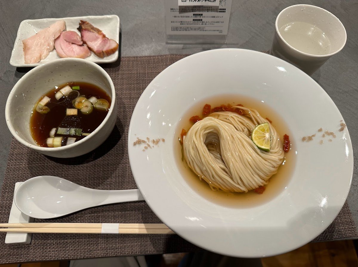 Dande_Anim_PR's tweet image. #ダンデライオンアニメーションスタジオ の目の前に本日オープンした麺亭英さんに行ってきました🍜

醤油ベースのつけ汁と麺の組み合わせがさっぱりしてるけどしっかりと味もあって、とても美味しかった😊そしておしゃれ✨
スープ割りも貝のだしだと思いますが身体にしみる美味しさでした🥹