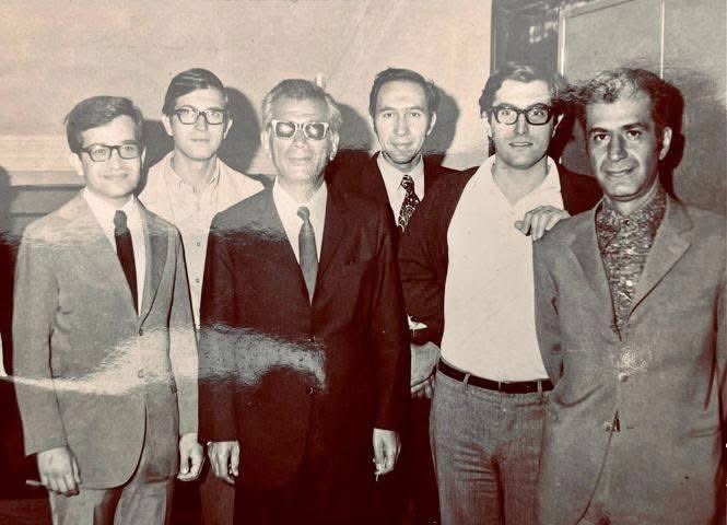 Kimse hatırlamadı ya da hatırlatmadı; (belki de hatırlamak ve hatırlatmak istemedi); ama tarihçi olarak bari ben bir (dipnot) düşeyim: Altan Öymen'in adı, ünlü 9 Mart cuntasının müstakbel bakanlar kurulu listesinde Basın-Yayın Bakanı (ya da Genel Müdürü) olarak geçiyordu!