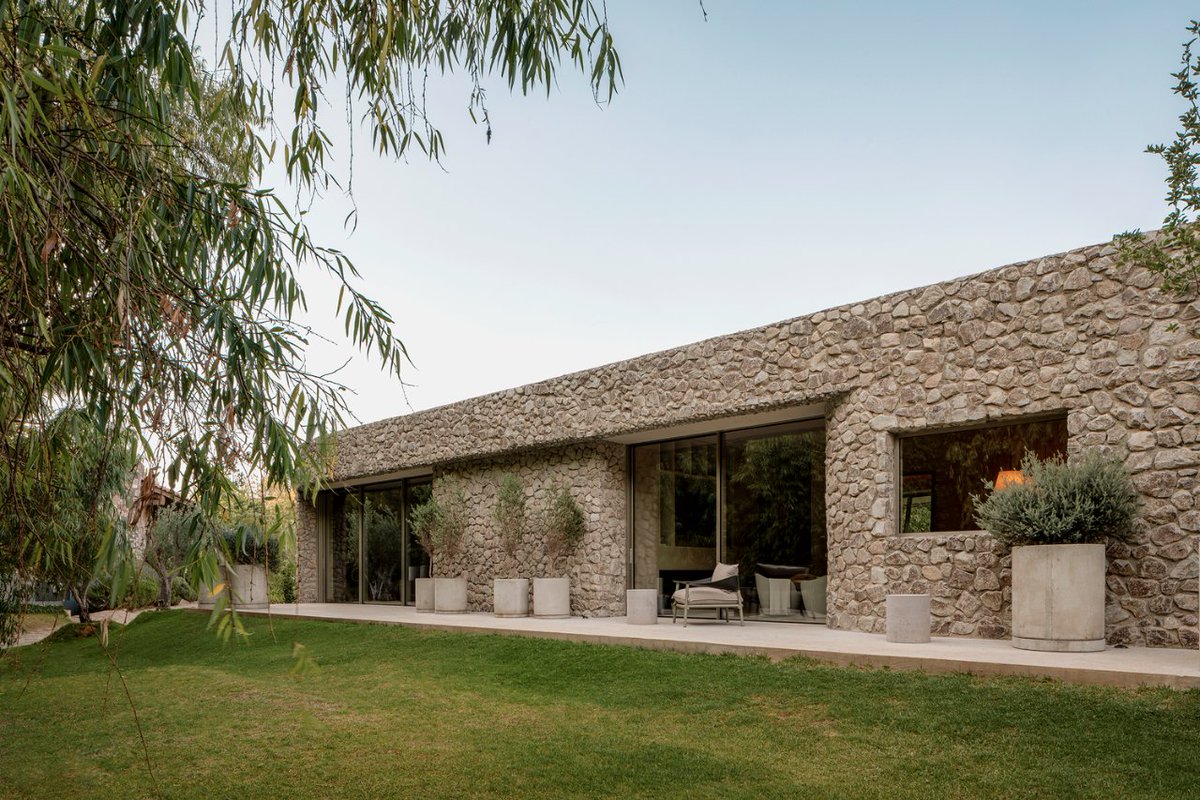 #ComoEnCasaEnNinguNSitio _
Casa 28.0855 diseñada por VAN VAN Atelier.
Fotografías: César Béjar.

#Arquitectura #Architecture