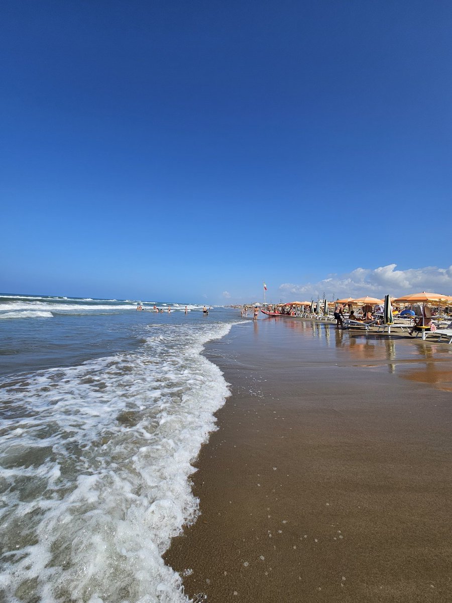 lore_corr911's tweet image. Today I finally get to relax for a day at the beach. The sea is rough, but the temperature is perfect. I never went last year; my last swim was in Balos, Greece, two years ago. โ๏ธ๐
