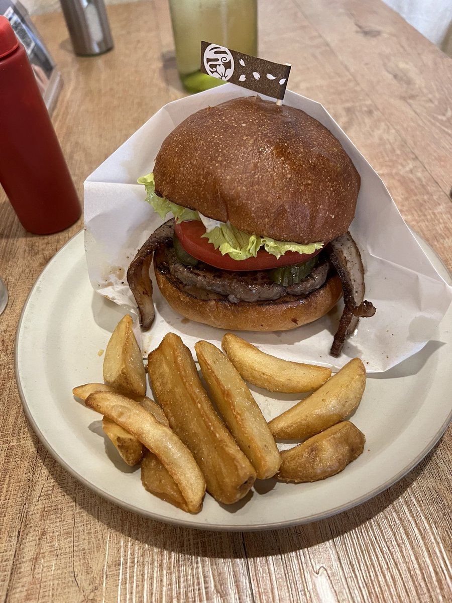 ebbichi's tweet image. 定時ダッシュで奈良。
バスターミナルの明和電機ライブ前にさくらバーガーさんでチャージ。バンズもパティもベーコンもポテトも熱々で絶妙に美味い。