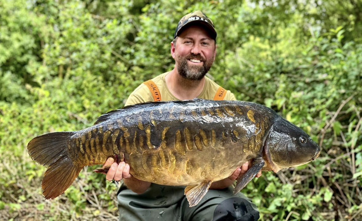 PukkaSquirrelB's tweet photo. Dom with the biggest mirror in Elsons lake on a Team PSB Social using the Secret Smurf SS4 🐿️

Pukka One 

https://t.co/jJWbCeF2Lu 

#PSB
#PukkaSquirrelBaits 
#TeamPSB
#SecretSmurf https://t.co/jBfeTIHgOs