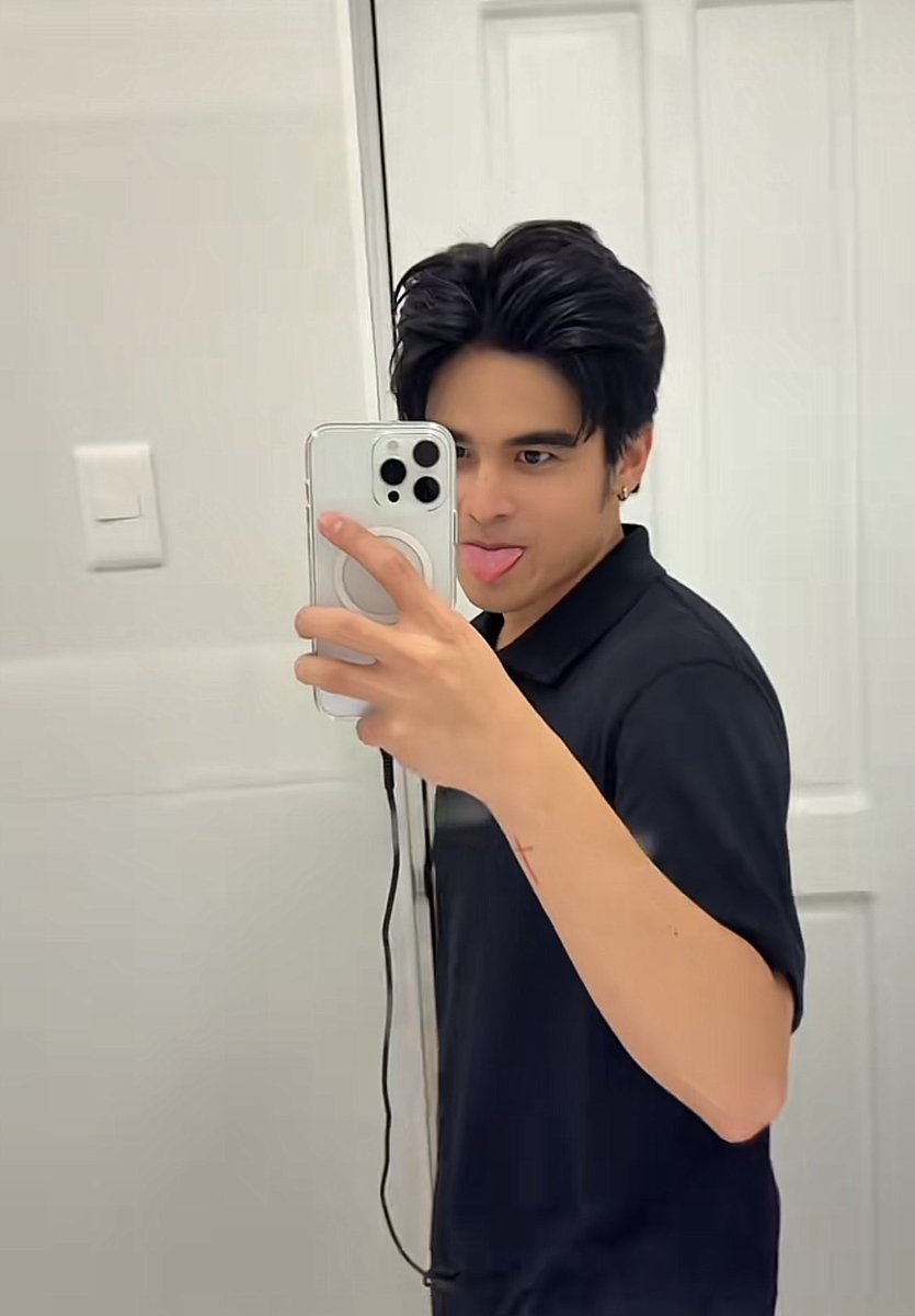 itboywill's tweet image. how can he always do funny faces without ruining his face card???!!