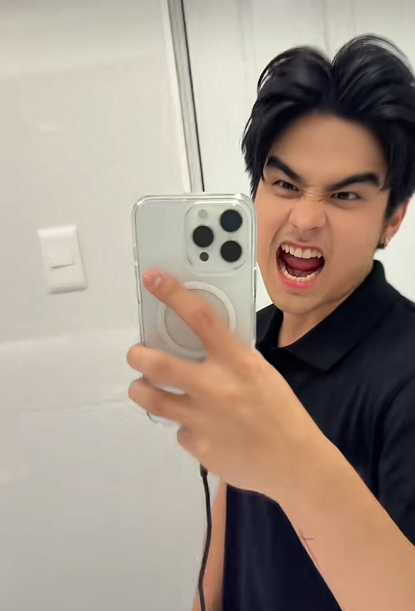 itboywill's tweet image. how can he always do funny faces without ruining his face card???!!