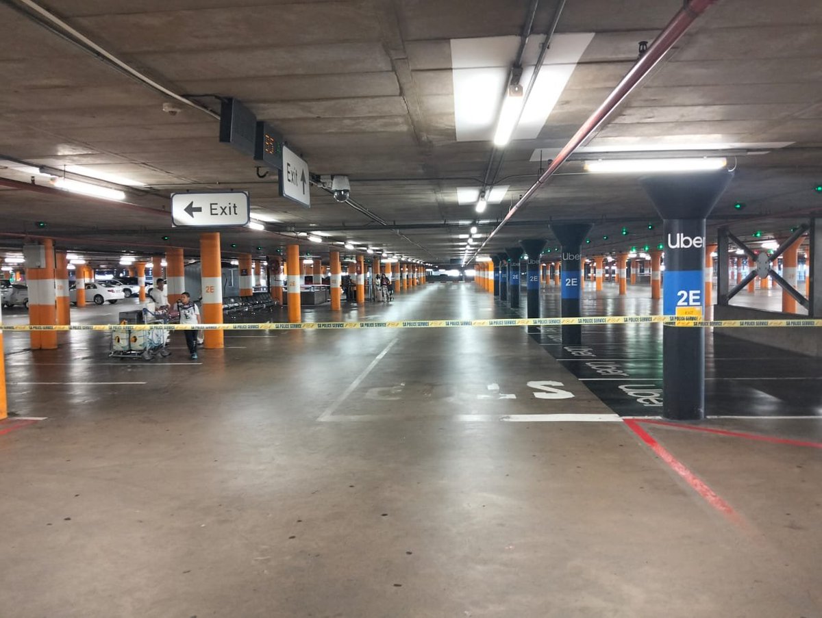 KayaNews's tweet image. JUST IN: Police have closed off the e-hailing pick-up section at the parking lot in OR Tambo International.
The drivers are protesting over the 45% commission cut, amongst others, by the e-hailing service.
They have told Kaya News that they are awaiting for Uber to respond to…