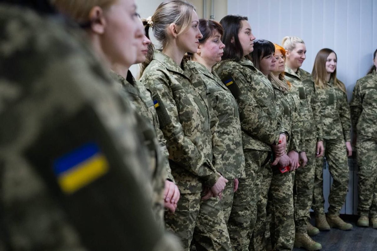 EuromaidanPress's tweet image. A hundred women who served prison sentences have already joined the ranks of the Ukrainian Armed Forces
They now fight alongside men, both on the frontlines and in communications, logistics, and medical units
euromaidanpress.com/2025/07/22/fro…