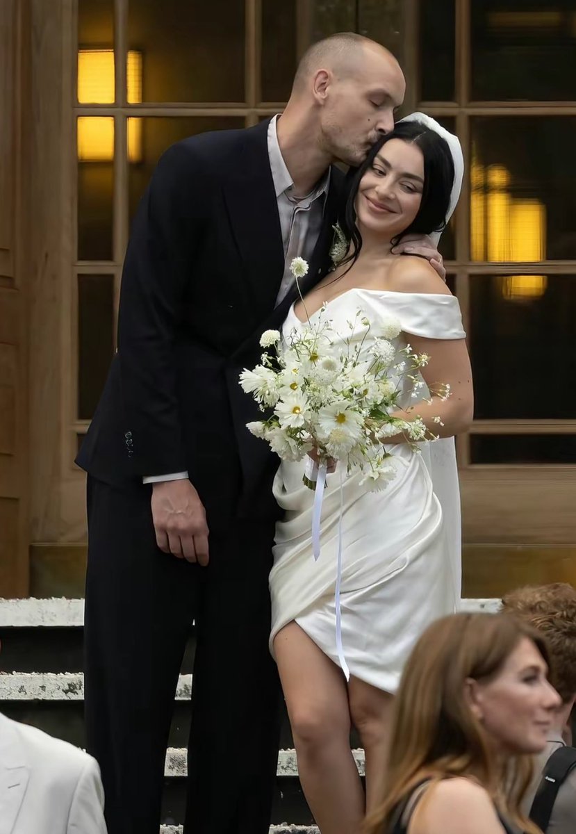 Deezer's tweet image. This is my royal wedding! 👑

Congratulations to Mrs and Mr xcx 💚