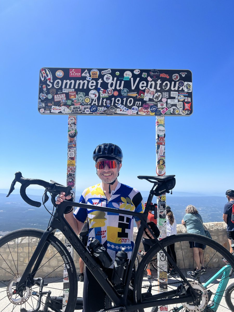 RNeruda's tweet image. Dnes nastává (pro mne) vrchol @LeTour - etapa končící na Mont Ventoux. Ta hora je fascinující, neúprosná, nádherná. Osamělý bílý velikán tyčící se ve větrech nad Provance. Vyjel jsem ji před dvěma lety z Bedoin a byl to jeden z nejkrásnějších cyklistických zážitků mého života.