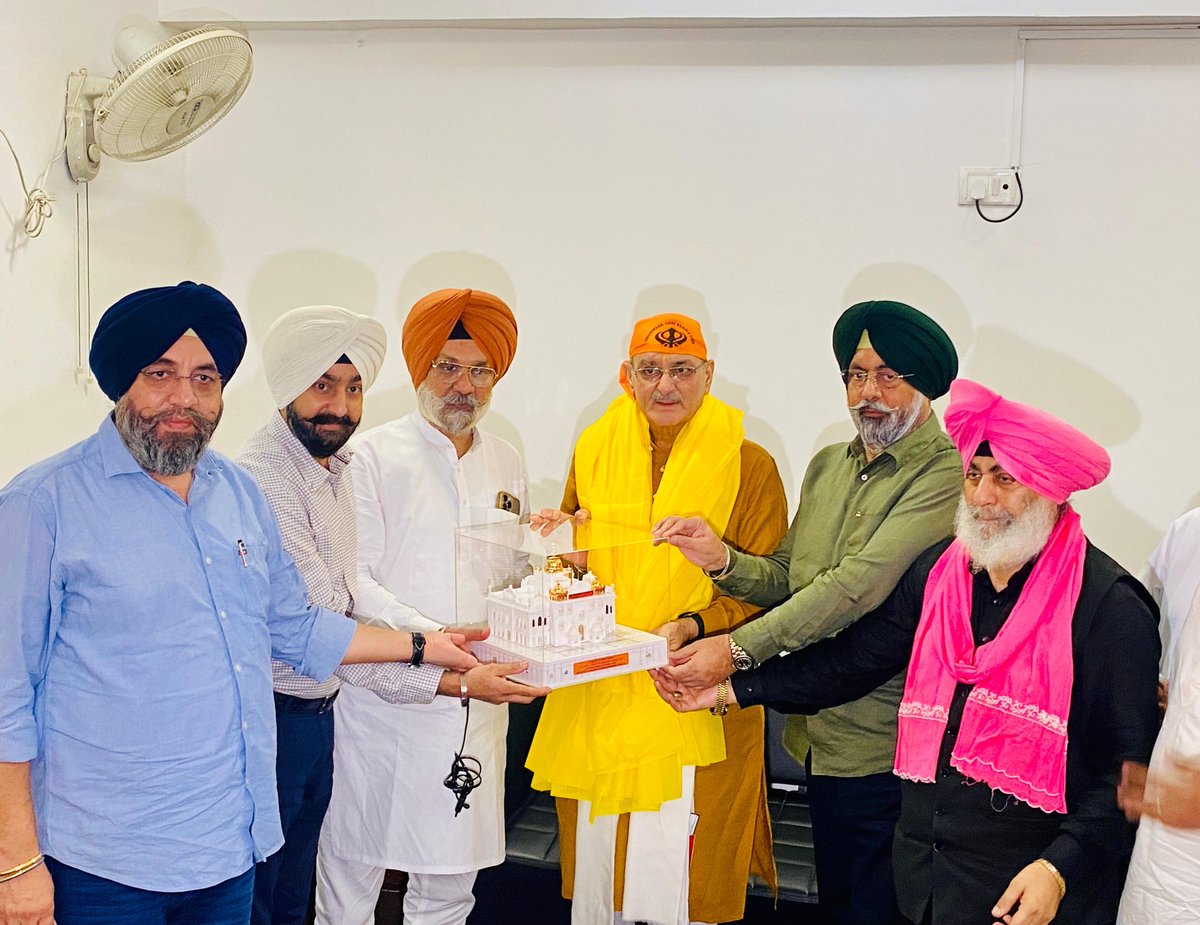 jagdipskahlon's tweet image. The newly appointed Honourable Lieutenant Governor of #Ladakh, Shri Kavinder Gupta Ji, paid a respectful visit to Gurdwara Sri Bangla Sahib today to offer prayers and seek divine blessings.
The Delhi Sikh Gurdwara Management Committee (DSGMC) warmly welcomed and honoured him,…
