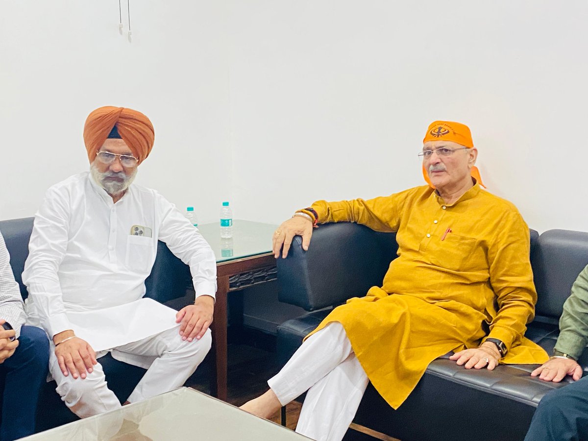 jagdipskahlon's tweet image. The newly appointed Honourable Lieutenant Governor of #Ladakh, Shri Kavinder Gupta Ji, paid a respectful visit to Gurdwara Sri Bangla Sahib today to offer prayers and seek divine blessings.
The Delhi Sikh Gurdwara Management Committee (DSGMC) warmly welcomed and honoured him,…