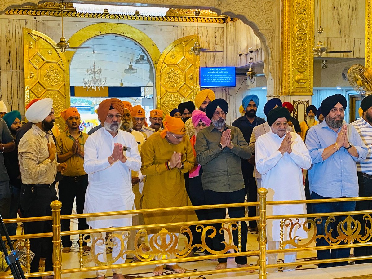 jagdipskahlon's tweet image. The newly appointed Honourable Lieutenant Governor of #Ladakh, Shri Kavinder Gupta Ji, paid a respectful visit to Gurdwara Sri Bangla Sahib today to offer prayers and seek divine blessings.
The Delhi Sikh Gurdwara Management Committee (DSGMC) warmly welcomed and honoured him,…