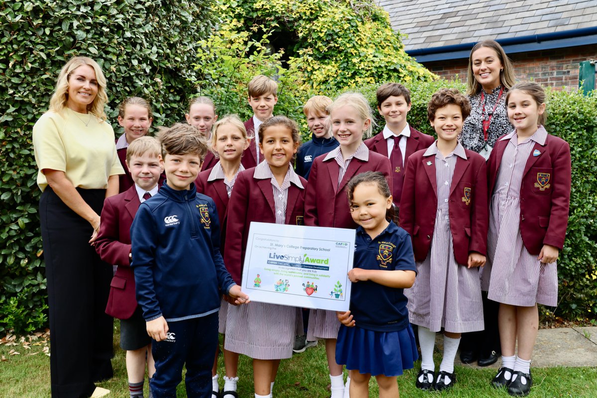 EducateMag's tweet image. Pupils and staff at @stmarys_college have been presented with an award for their caring attitude and actions 🥰

The school has achieved the LiveSimply Award, part of a scheme run by @CAFOD. 

Read here ➡️ tinyurl.com/j56rupc2