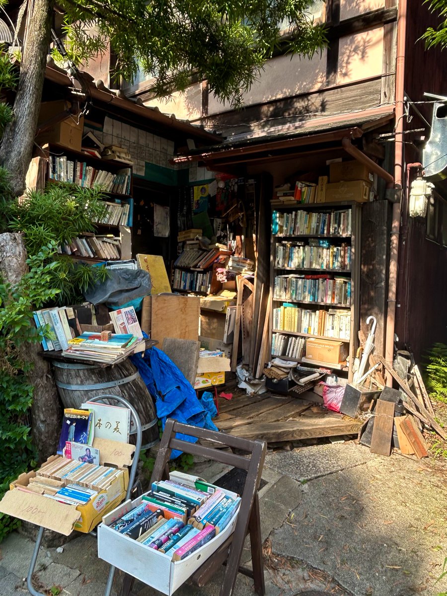 irori_Saya's tweet image. 京都にある、ちょっと不思議な古書店。

ここを開けたらどんな世界が待っているのかしら……？
