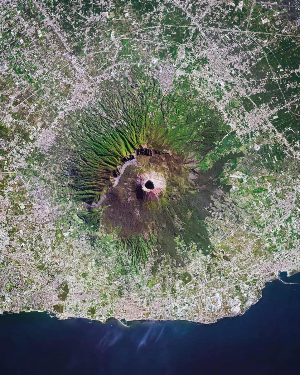 Una bellissima immagine satellitare del Vesuvio!

Credit: Satellite Maxar / Daily Overview (DOverview, Twitter)