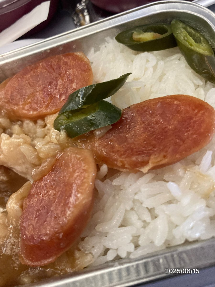 duckdive2025's tweet photo. くさウインナー。
セブンで買うの忘れたけど、機内食で出でよかった。 https://t.co/C93LD996xY