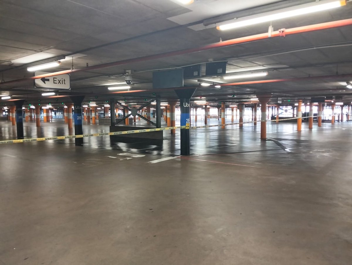 KayaNews's tweet image. JUST IN: Police have closed off the e-hailing pick-up section at the parking lot in OR Tambo International.
The drivers are protesting over the 45% commission cut, amongst others, by the e-hailing service.
They have told Kaya News that they are awaiting for Uber to respond to…