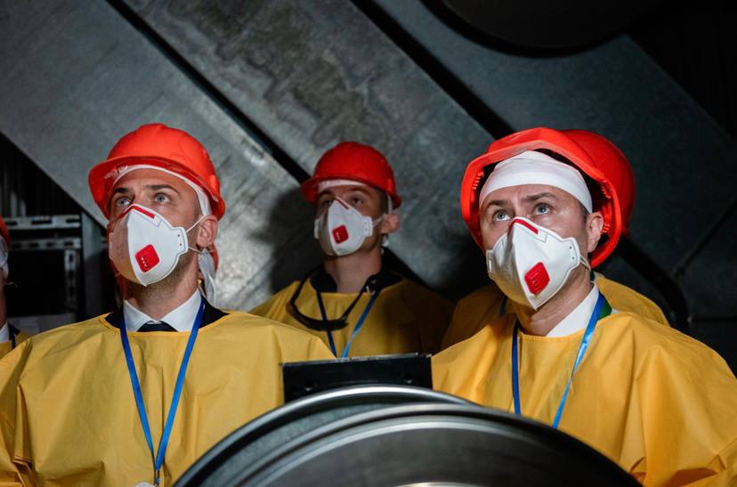 EuromaidanPress's tweet image. On 21 July, French Foreign Minister Jean-Noël Barrot and Ukrainian Deputy Minister of Energy Mykola Kolisnyk visited the Chornobyl Exclusion Zone
They inspected the completed work on the New Safe Confinement damaged by a Russian drone attack
📷Minenergo
