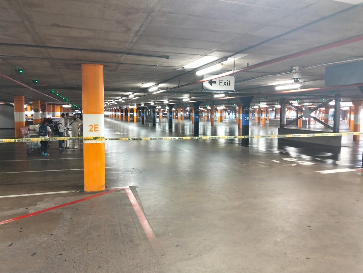 KayaNews's tweet image. JUST IN: Police have closed off the e-hailing pick-up section at the parking lot in OR Tambo International.
The drivers are protesting over the 45% commission cut, amongst others, by the e-hailing service.
They have told Kaya News that they are awaiting for Uber to respond to…