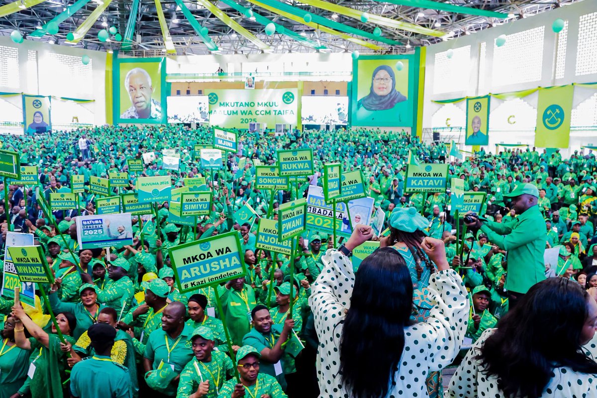 IAMartin_'s tweet image. CCM, MSAJILI wa VYAMA vya SIASA; WANACHEKESHA.
Kuna jitihada zinazoendelea kufunika dosari kubwa za kikatiba, kikanuni, na kisiasa katika mchakato wa kumteua mgombea Urais CCM mwaka 2025. Mchakato huo ulikuwa na dosari za msingi na kimantiki.
Wachambuzi na wapambe wa DOLA…