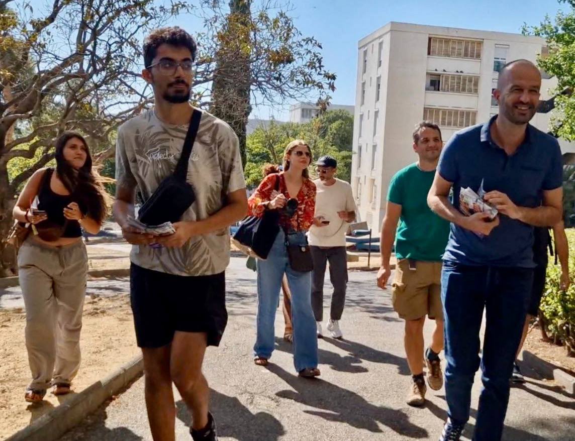 FranceInsoumise's tweet image. « Peu importe la prochaine élection, on votera pour vous ! »
Hier, les #CaravanesPopulaires étaient à Amiens avec @ZahiaHamdane et à Marseille avec @mbompard
À chaque porte, on discute, on écoute, on convainc. Et très souvent, on nous remercie pour les combats menés par nos…