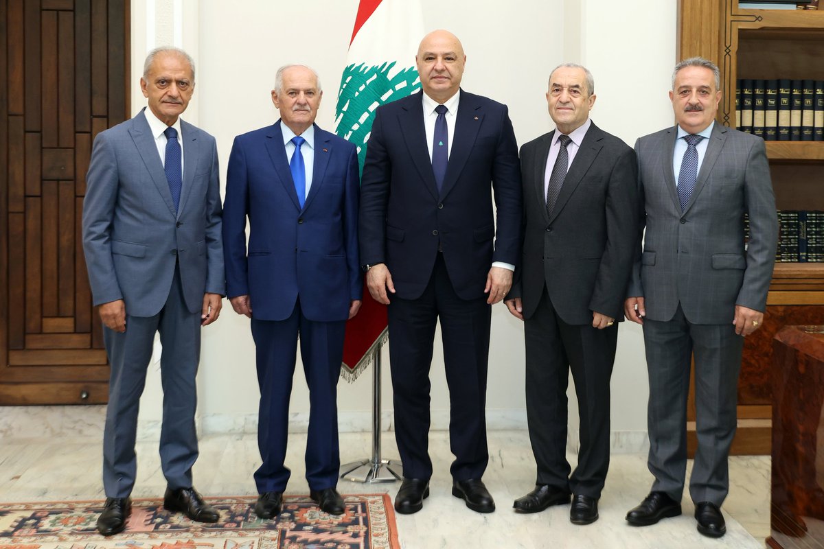 LBpresidency's tweet image. الرئيس عون عرض مع وفد من رؤساء الأركان السابقين في الجيش الأوضاع العامة والمسائل المتعلّقة بالعسكريين المتقاعدين