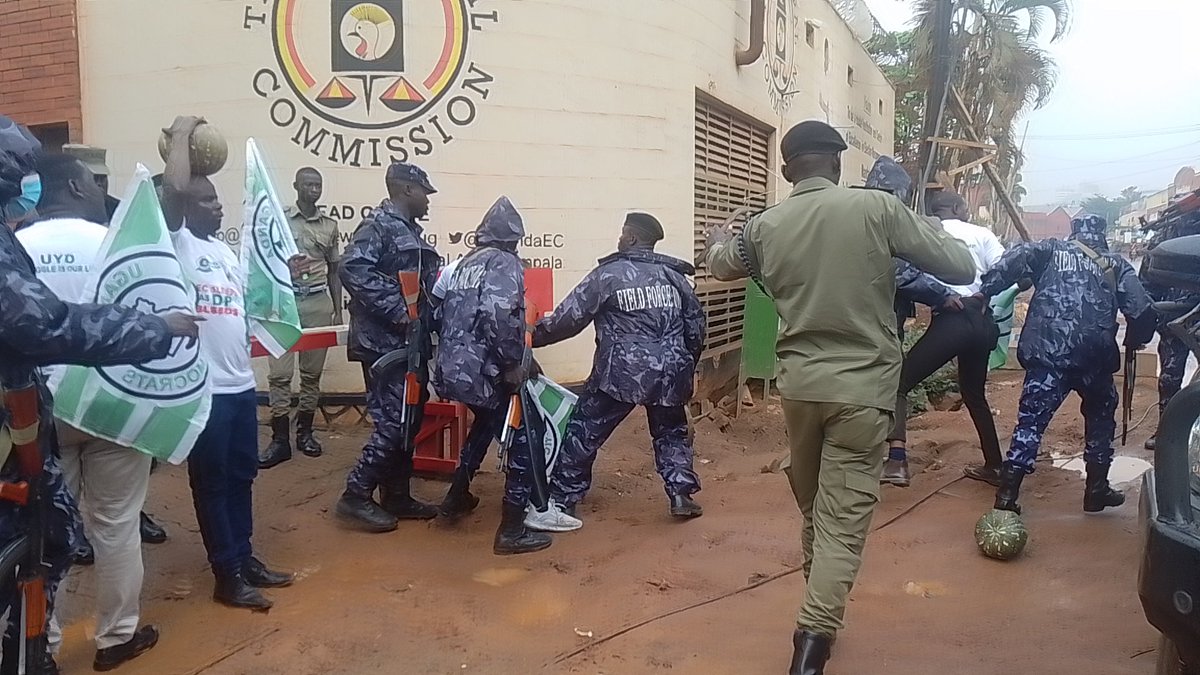 parrotsug's tweet image. π¨ BREAKING: Four @UYDOfficial members have been arrested and bundled into a police patrol vehicle while demanding a meeting with EC Chairperson Justice Simon Byabakama over the delayed response to their petition on the disputed Mbarara elections. Their whereabouts remain unknown