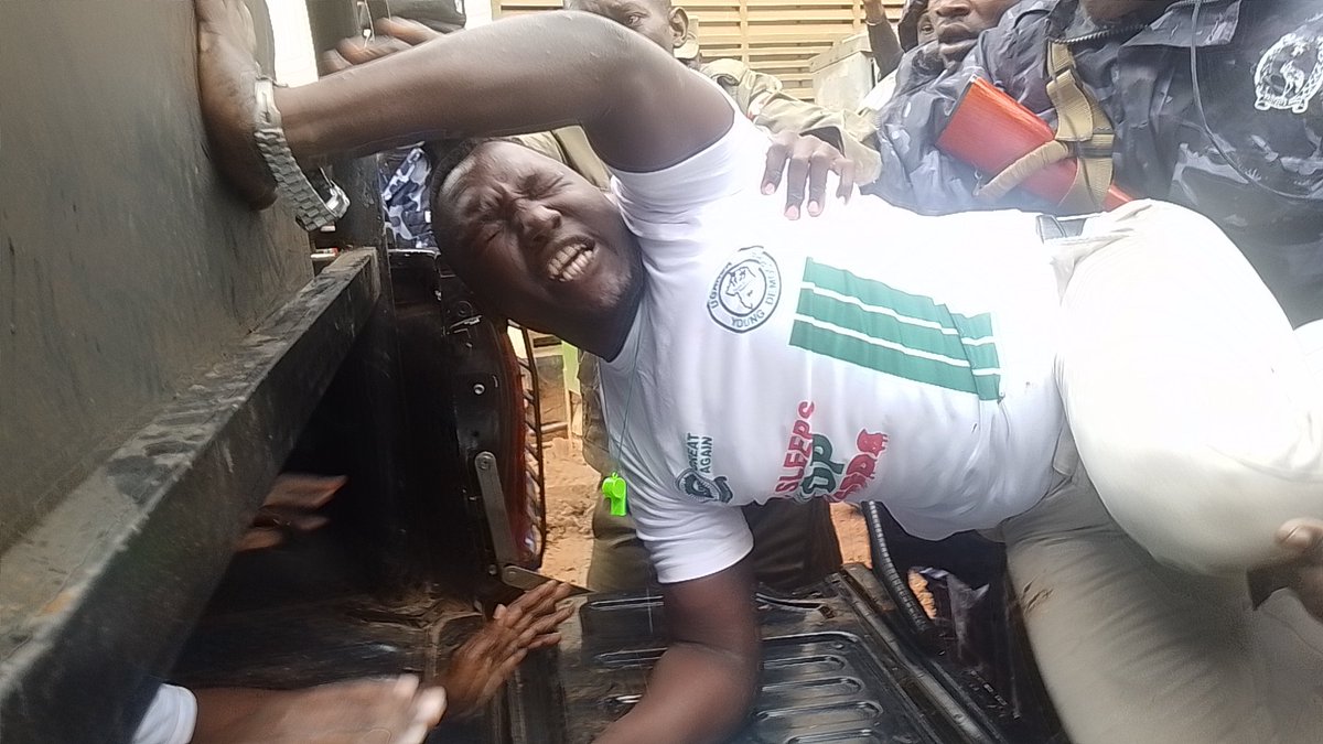 parrotsug's tweet image. π¨ BREAKING: Four @UYDOfficial members have been arrested and bundled into a police patrol vehicle while demanding a meeting with EC Chairperson Justice Simon Byabakama over the delayed response to their petition on the disputed Mbarara elections. Their whereabouts remain unknown