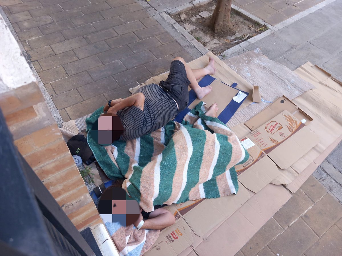 Durmiendo como unos benditos,en plena calle de la Macarena.En las viviendas de los políticos pasa lo mismo? Dónde están los servicios sociales? <a href="/jlsanzalcalde/">José Luis Sanz</a> <a href="/Ayto_Sevilla/">Ayuntamiento de Sevilla</a> <a href="/ppepelusev/">jlgm</a> <a href="/ManuelLoreto17/">Manuel Loreto</a> <a href="/silviapozosan/">Silvia Pozo</a> <a href="/AlvaroPimentelS/">Álvaro Pimentel Siles 🇪🇸</a> <a href="/PPDtoMacarena/">PP Distrito Macarena</a> <a href="/policia/">Policía Nacional</a> <a href="/PoliciaSevilla/">Policía Local de Sevilla</a>