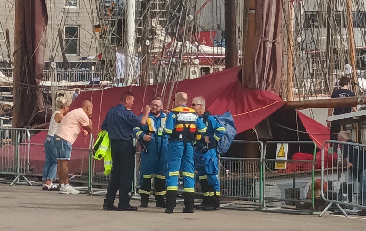Bit of information sharing going on here <a href="/CoastguardJM/">Jonathan Mustard</a> as the ships depart for the start of the race between Aberdeen &amp; Kristiansand #HappyToMeetSorryToPartHappyToMeetAgain #BonAccord