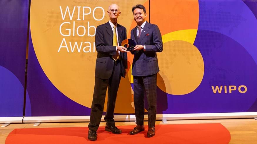 ATTRACT EU (@attracteu) on Twitter photo 📢 What sets ULTRARAM™ apart? 🤔Quinas Technology, a <a href="/LancasterUni/">Lancaster University</a> spin-out, has won the UK’s first #WIPOGlobalAwards for its quantum-powered memory innovation, combining DRAM speed, flash stability & low energy.
Congrats to the team 🥳
✅ More info 👉 attract-eu.com/quinass-quantu… 📢 What sets ULTRARAM™ apart? 🤔Quinas Technology, a <a href="/LancasterUni/">Lancaster University</a> spin-out, has won the UK’s first #WIPOGlobalAwards for its quantum-powered memory innovation, combining DRAM speed, flash stability & low energy.
Congrats to the team 🥳
✅ More info 👉 attract-eu.com/quinass-quantu…