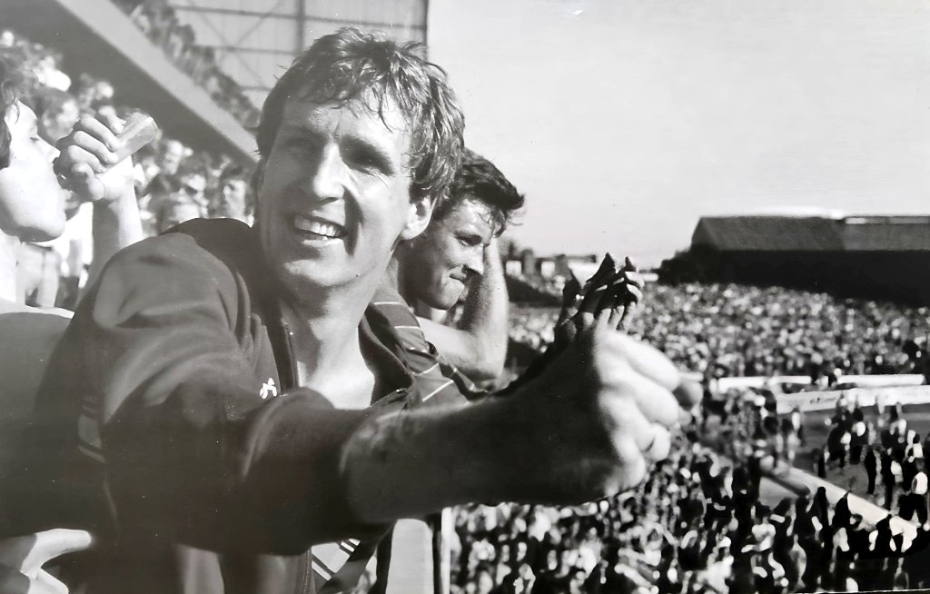 CFCROYALBLUE's tweet image. Joey Jones RIP. A legend, totally got what Chelsea was all about.