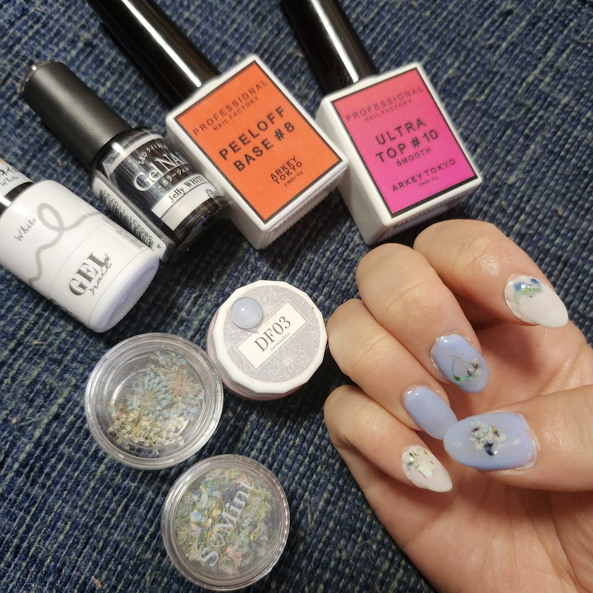Chell_nail_'s tweet photo. 葬送のフリーレン展に行ってきた!
蒼月草とヒンメル、
フリーレンをイメージした
ネイルにしました!
Smintのドライフラワー、
大活躍してる…!
#セルフネイル #ジェルネイル #フラワーネイル #arkeytokyo #ネイル工房 #100均ネイル #Smint #葬送のフリーレン #日常にさりげない二次元を https://t.co/pmFTN1oxBk