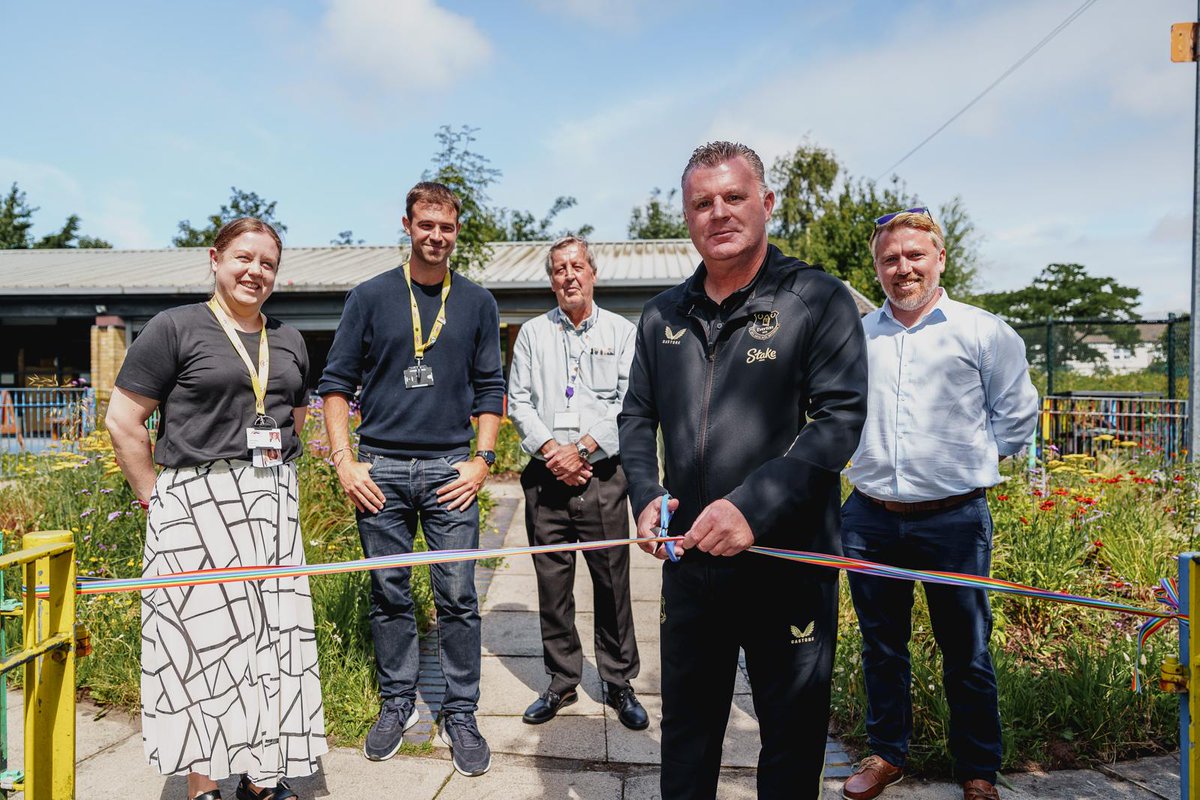 EducateMag's tweet image. .@Everton ambassador, Graham Stuart, has formally opened a new sensory garden at @centre_56 in Kirkdale 🌱

The green space will provide a welcoming open-air environment at the specialist nursery.

Read more 👉 tinyurl.com/mr2r8fs9