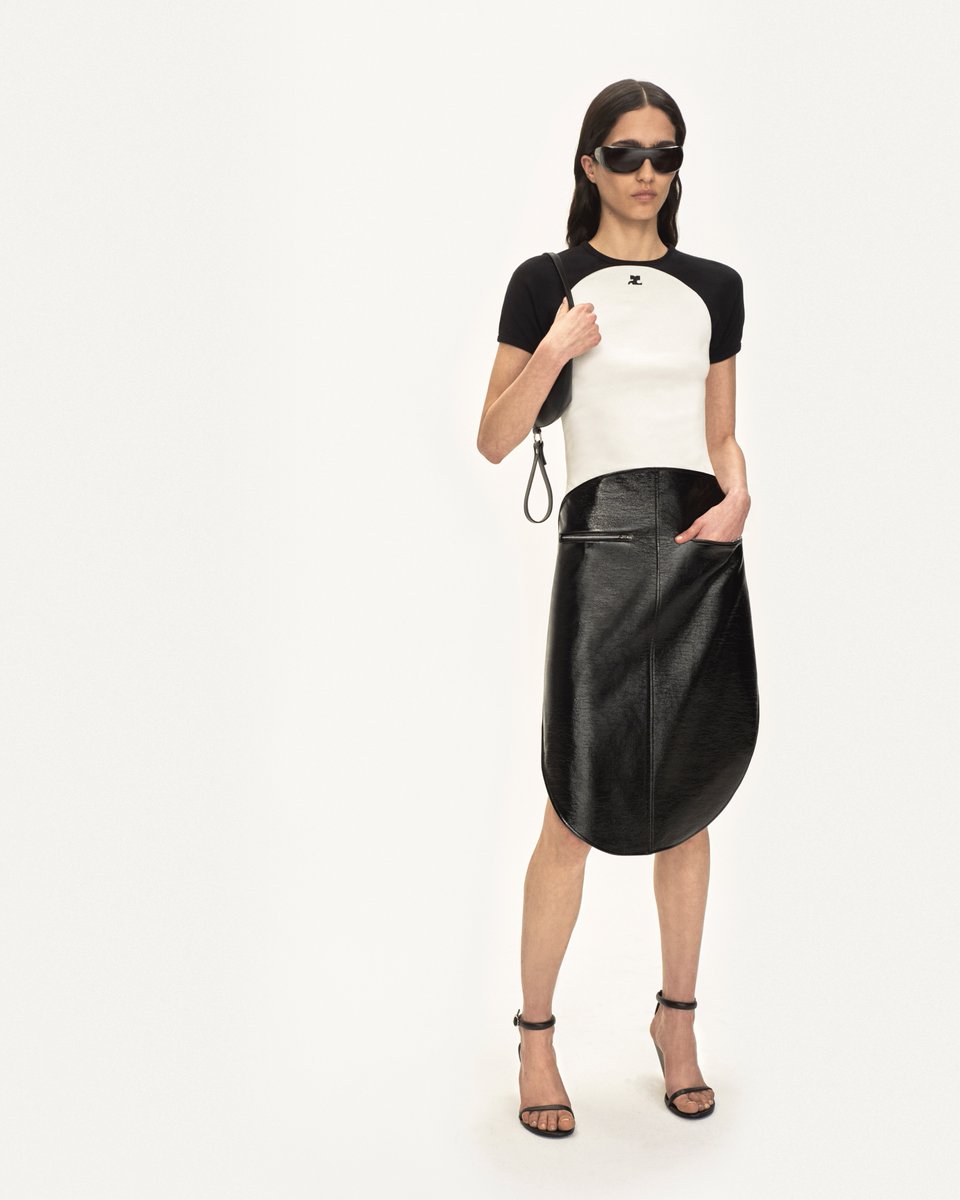 Discover the looks from Nicolas Di Felice’s FW25 precollection, now available online and in our stores.

#courregesFW25
#courreges