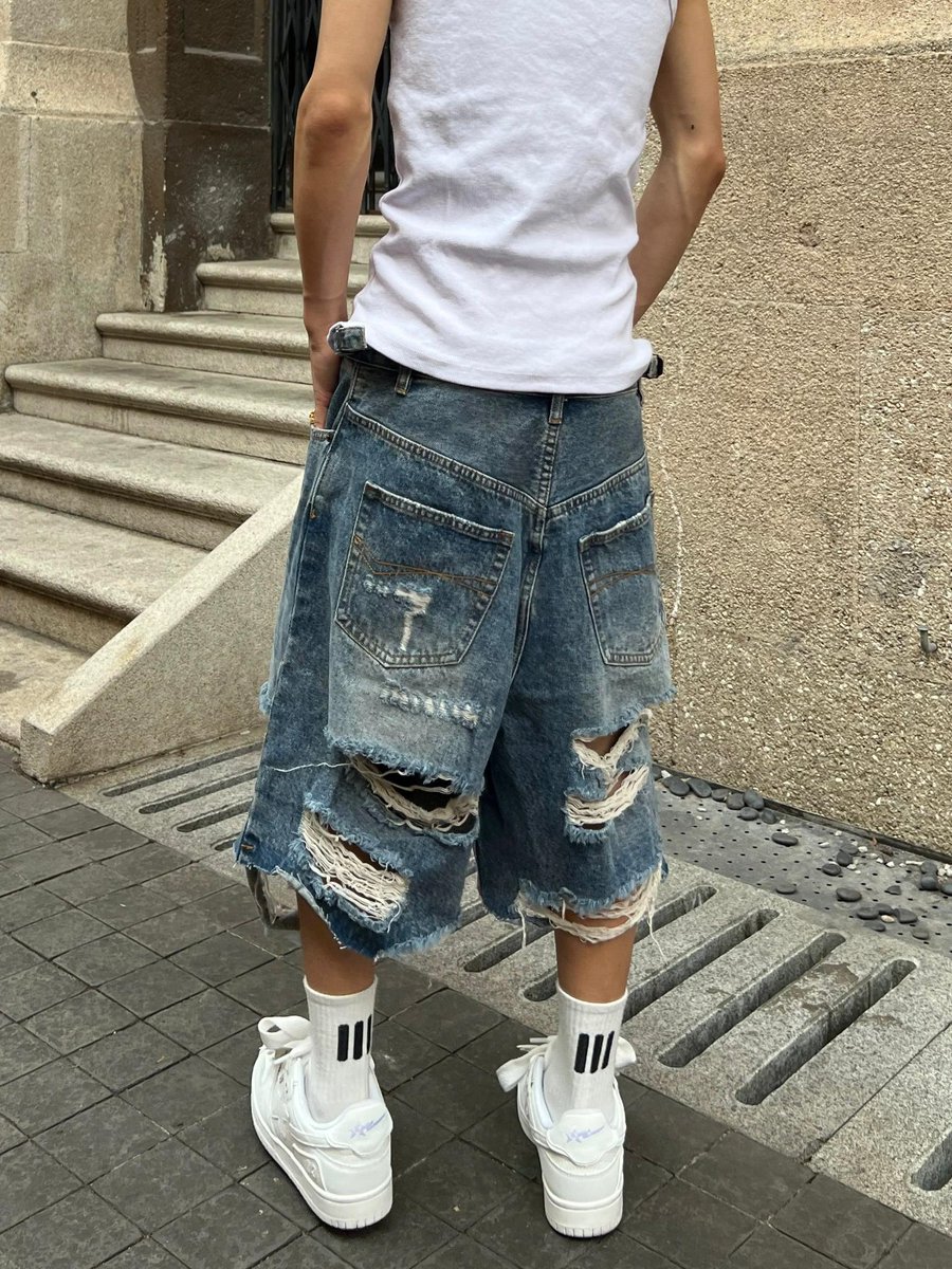 plugcorrect's tweet image. FRINGE DAMAGED DENIM SHORTS
Size: 30-36
Price: N70,000