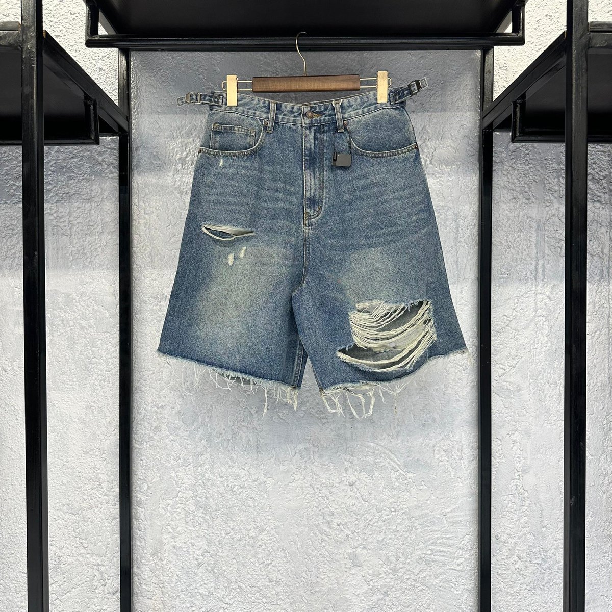 plugcorrect's tweet image. FRINGE DAMAGED DENIM SHORTS
Size: 30-36
Price: N70,000