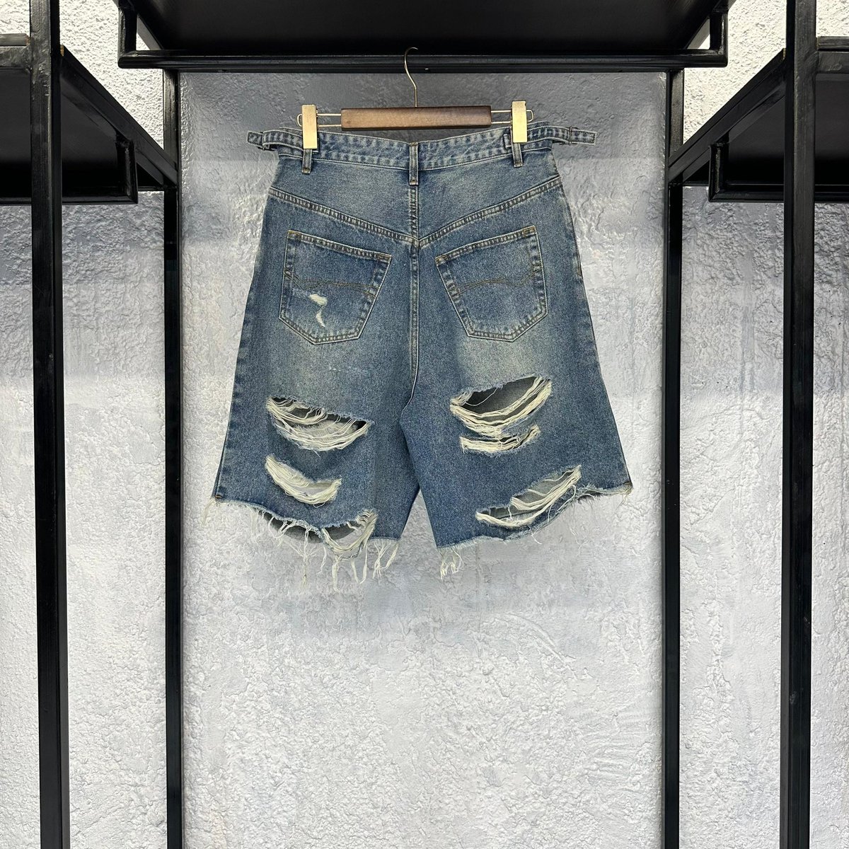 plugcorrect's tweet image. FRINGE DAMAGED DENIM SHORTS
Size: 30-36
Price: N70,000