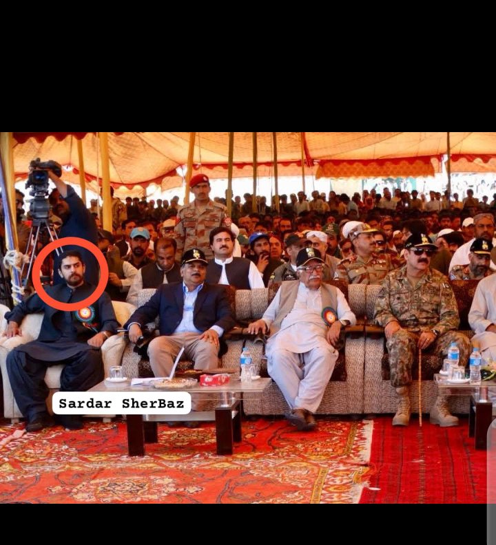 بلوچ بچی کی قتل کا فیصلہ  سنانے  والا
سردار صاحب 
جس کیلیے بڑے بڑے لوگ میدان میں آرہے ہیں 

جسکو کبھی اختر کا تو کبھی 
مخلتف تنظیموں۔ کا  ساتھی بنایا جارہا ھے 

سردار جی کا فرشتوں کے ساتھ ایک تصویر