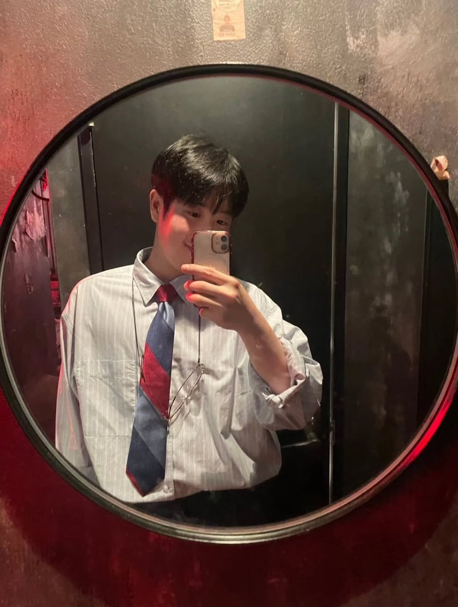 S2930202's tweet photo. 최근에 표스타에 올려준 거울셀카
1나도 빠짐 없이 다 좋으네 //….. https://t.co/NqRkH9jFra